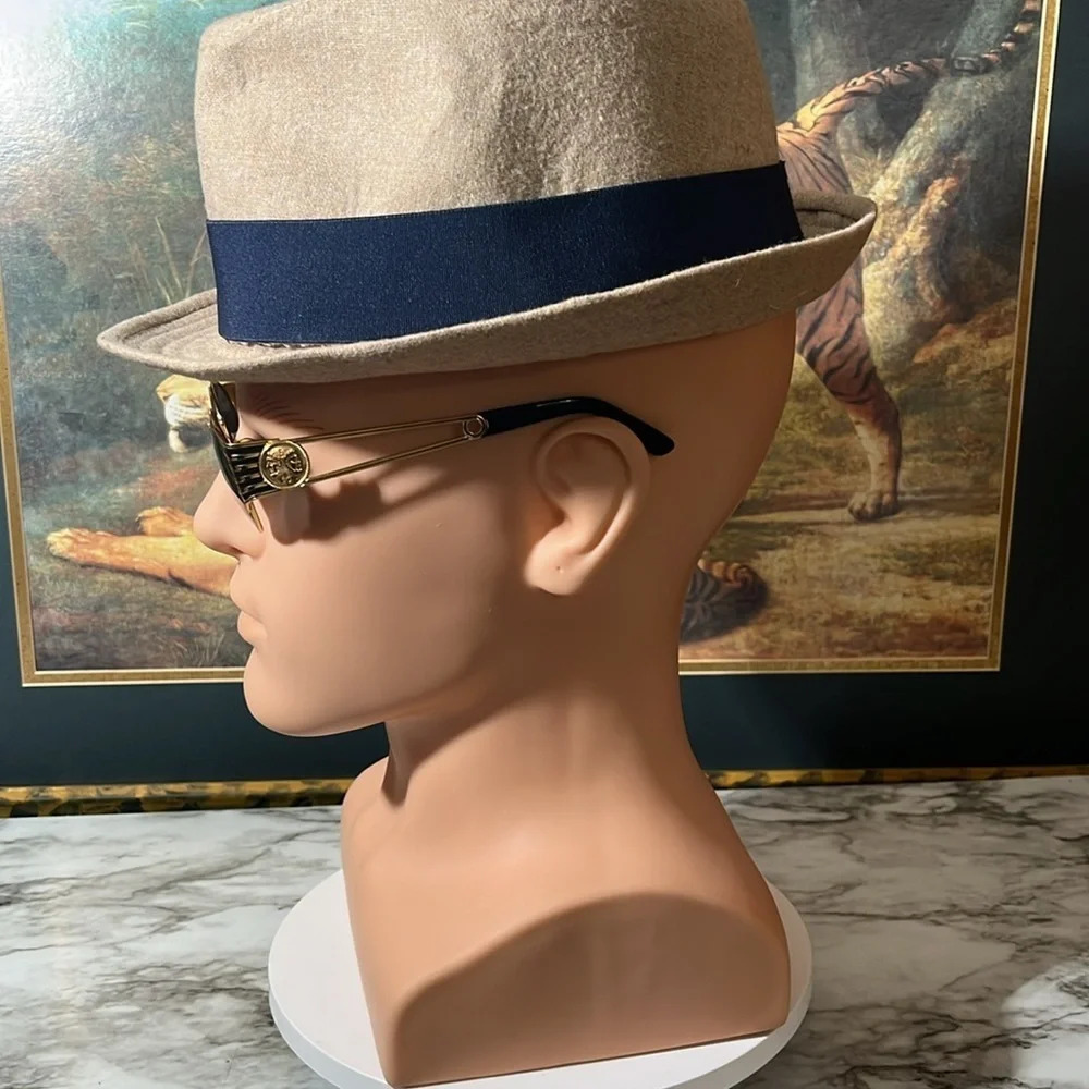 FENDI VINTAGE RARE GOLD SUNGLASSES. UNISEX. THESE ARE IN REALLY GOOD CONDITION. - Picture 4 of 17